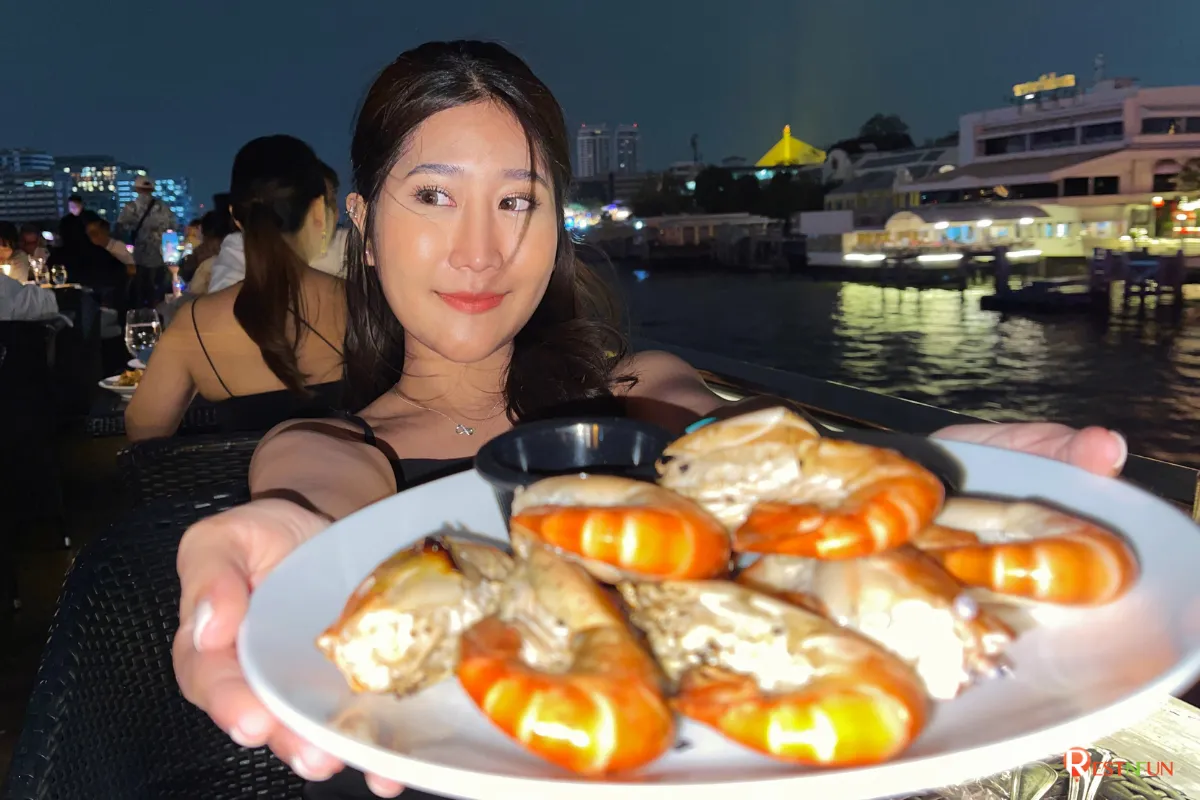 Large river prawns served on Bangkok Dinner Cruise with The Opulence
